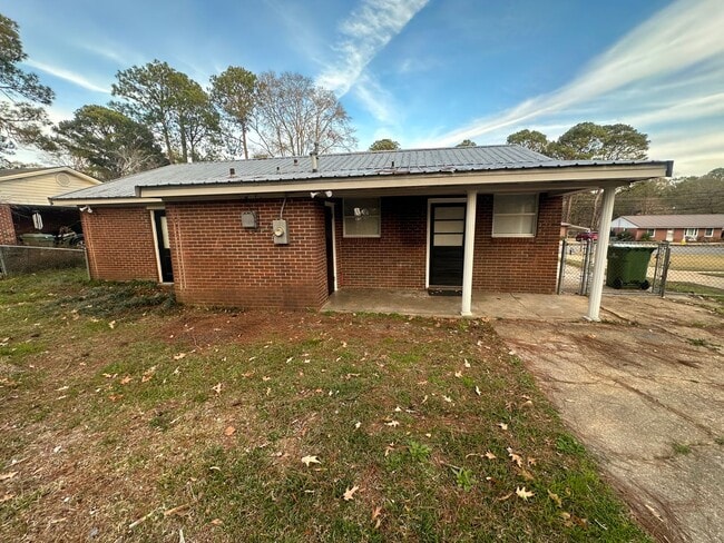 Building Photo - 3 bed fully renovated MHA Vouchers Welcomed!!!