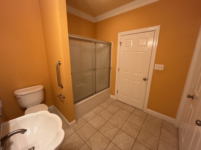 Building Photo - "Charming Kernersville Retreat: Spacious 4-Bed Gem with Granite Touches & Cozy Fireplace"