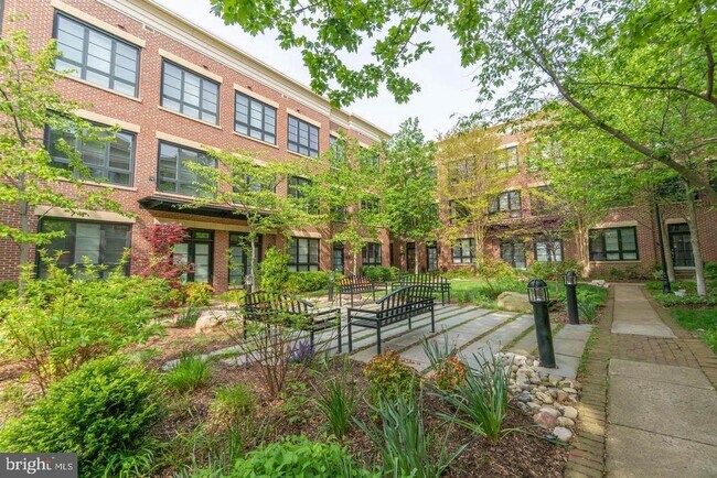 Building Photo - 708 N Henry St