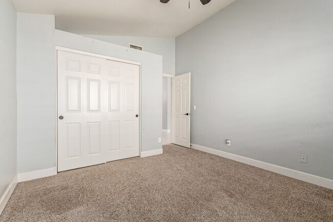 Building Photo - 4 bed 2 bath Stunner w/ Sparkling Pool