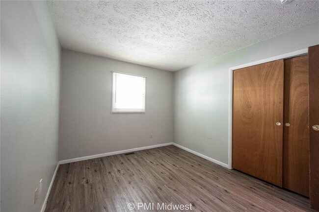 Building Photo - 207 W Green Meadows Dr