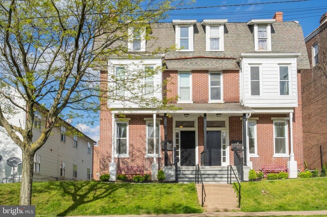 Building Photo - 305 S Main St