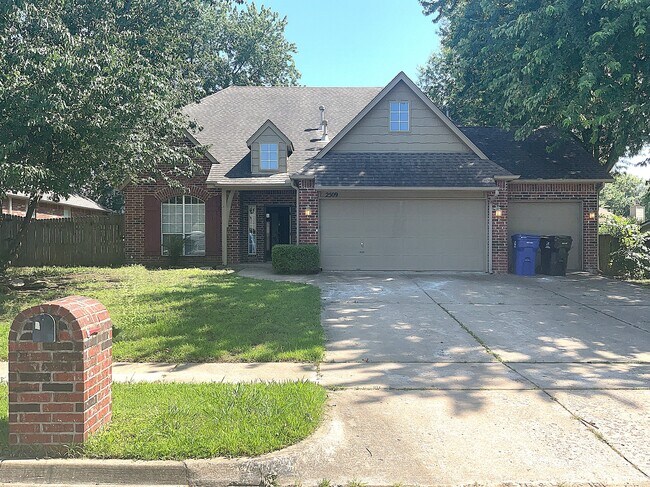 Primary Photo - 2509 W Urbana St