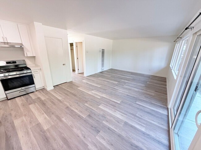 Building Photo - 2 bed 1 bath apartment for rent in South Lake Tahoe