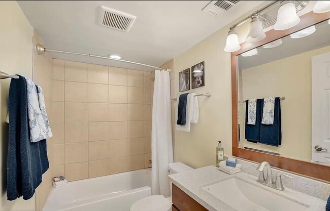 Building Photo - Amazing 1 Bedroom 1 Bathroom Condo With Su...