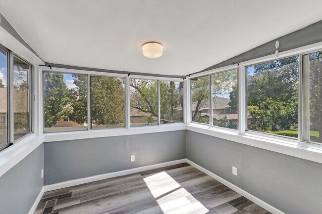 Building Photo - Spacious 5 Bed, 3 Bath with Sunroom