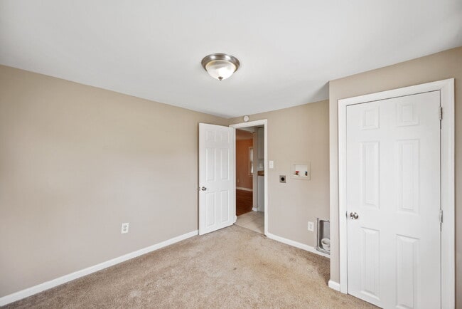 Building Photo - CHARMING 3 BEDROOM 1 BATH NEAR LITTLE CREEK & SHORE DR