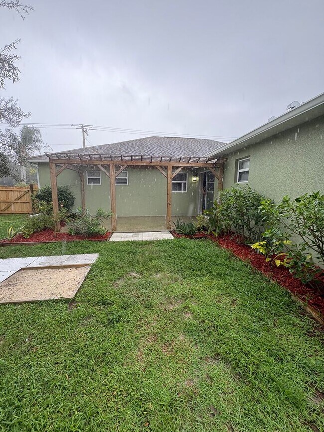 Building Photo - Wonderful 4 bedroom plus bonus room BEAUTY...