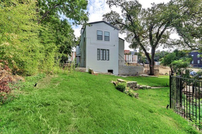 Building Photo - 9 bed 4 bath, available 2026!!