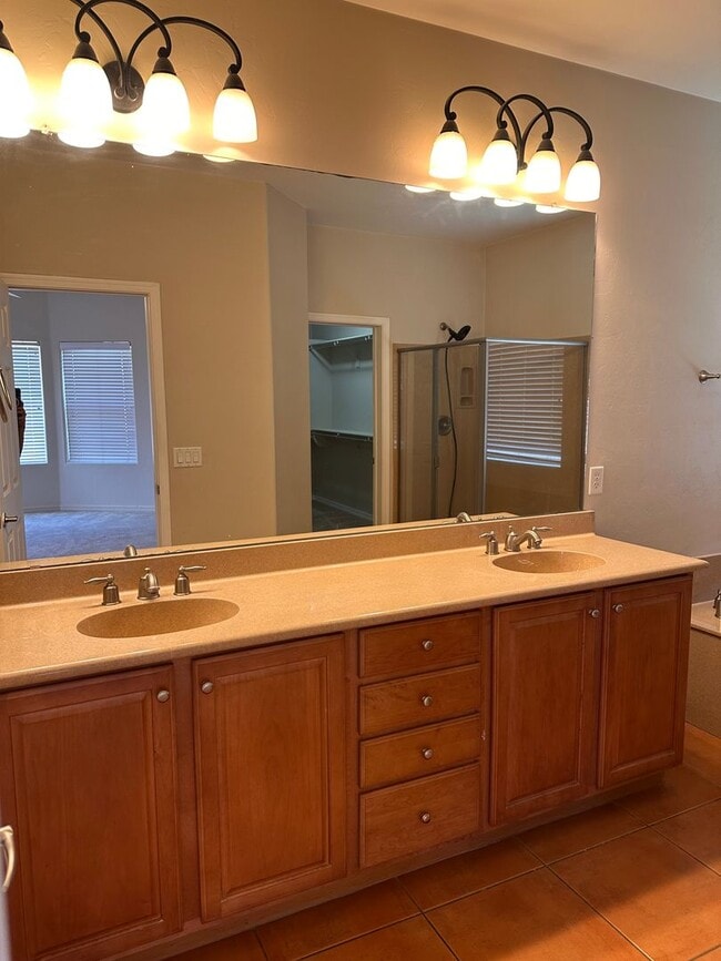 Building Photo - Modern Home - 4 bedroom - Large Yard - Variety of Fruit Trees