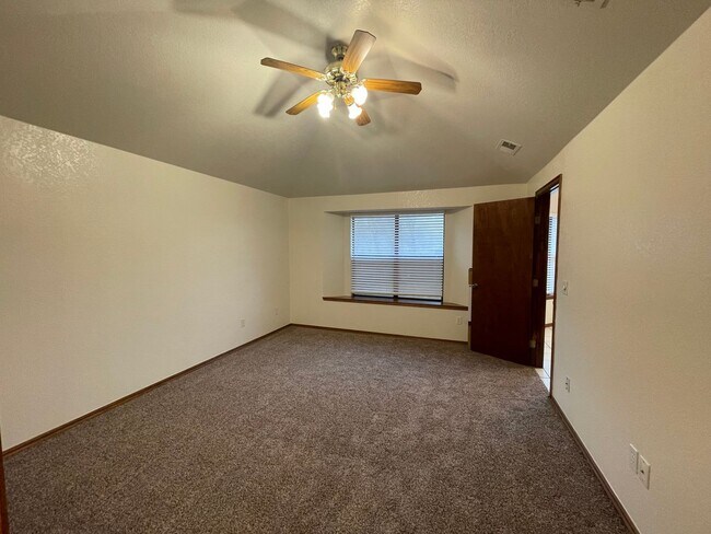 Building Photo - 621 Gyrfalcon Dr