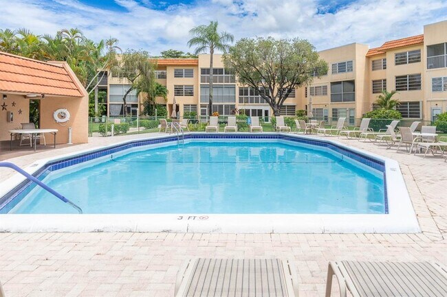 Building Photo - 6850 Royal Palm Blvd