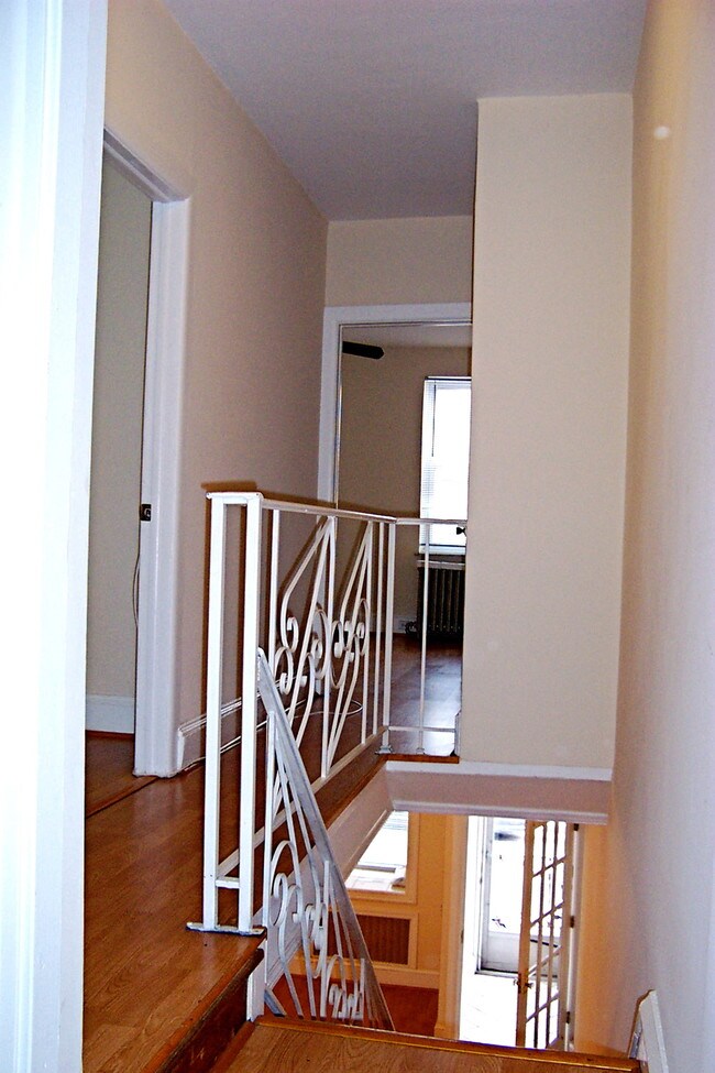 Building Photo - 2628 E Somerset St