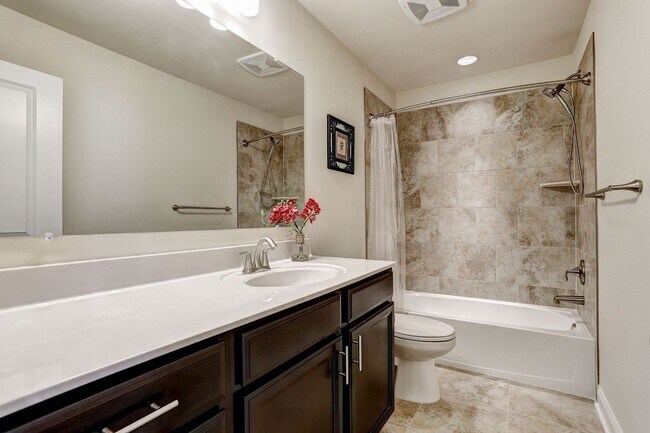 Building Photo - Massive 4 BR/2 Full BA & 2 Half BA EOG Tow...
