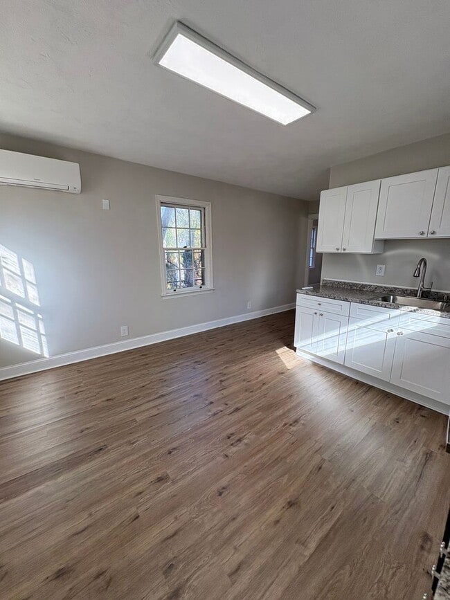 Building Photo - 3 bedroom 3 bath in Spartanburg with Lots of Space !!! Workshop in the garage!!