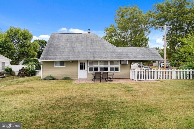 Building Photo - Welcome to this 4 bedroom 2 bath home in the Crabtree section of Levittown.