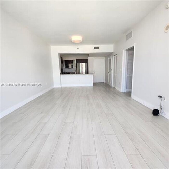 Building Photo - 950 Brickell Bay Dr