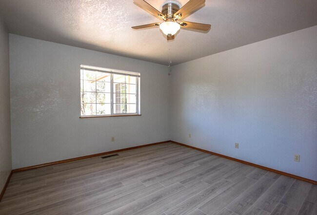 Building Photo - Williamson Valley Home with 3 Car Garage