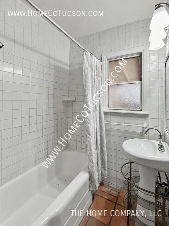 Building Photo - 4564 E Seneca St