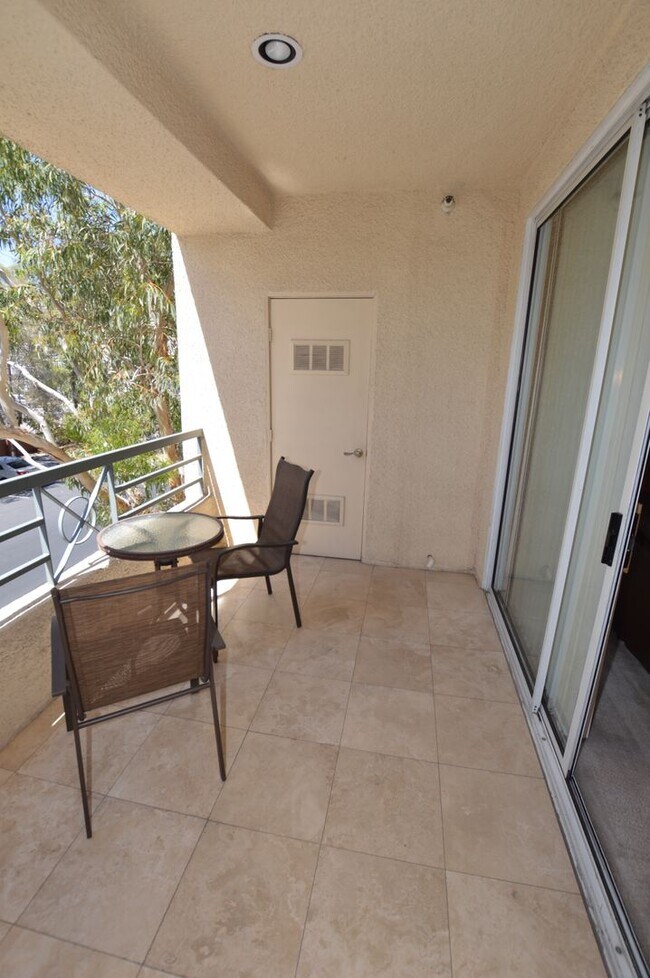 Building Photo - 220 E Flamingo Rd