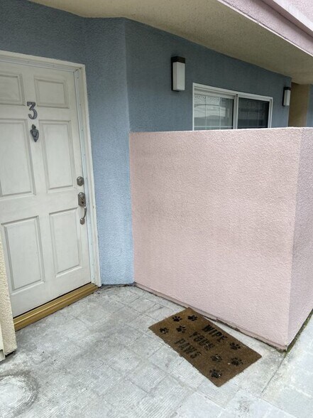 Building Photo - 10920 Moorpark