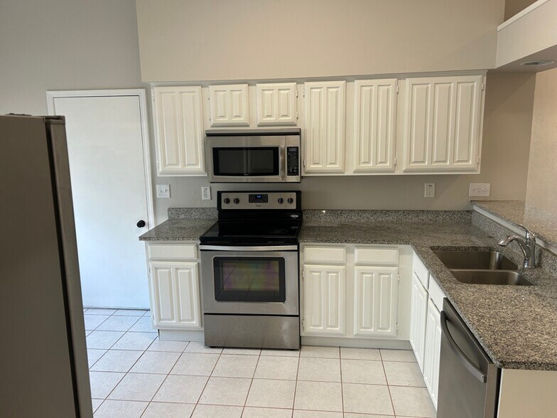 Building Photo - 4312 Avon Ct