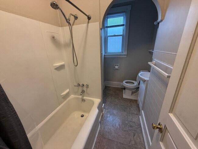 Building Photo - Cozy Home - Munhall