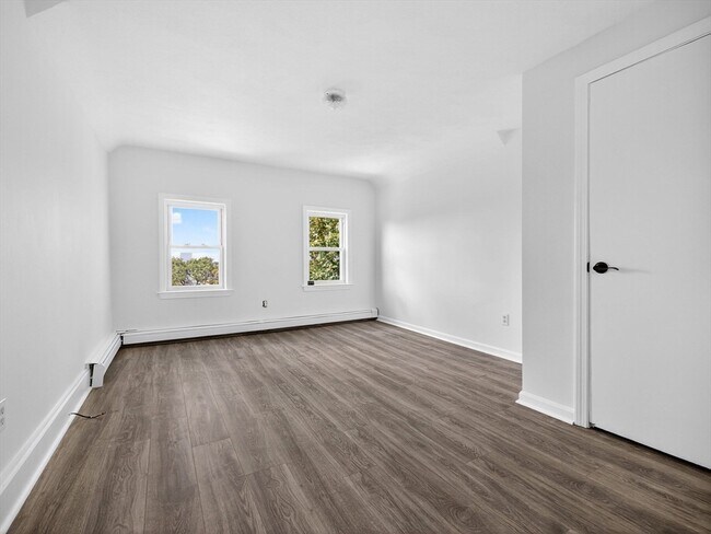 Building Photo - 469 Medford St