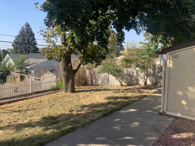 Building Photo - 3 bedroom, 1.5 Bath Home located near Skyv...