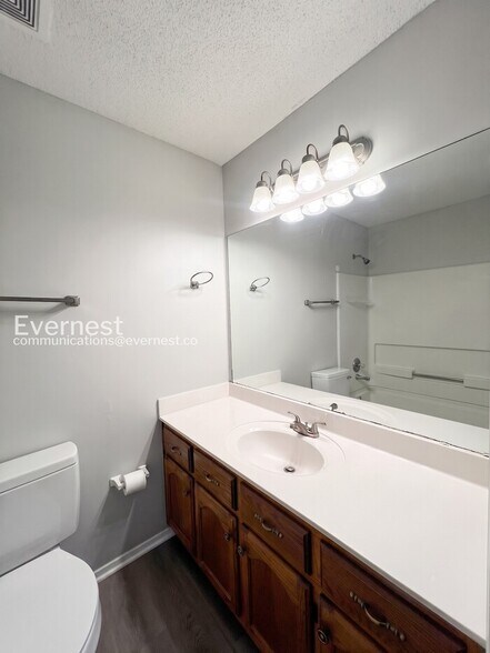 Building Photo - 1208 W E Ross Pkwy