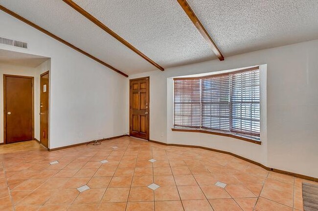 Building Photo - 4886 Maureen Cir