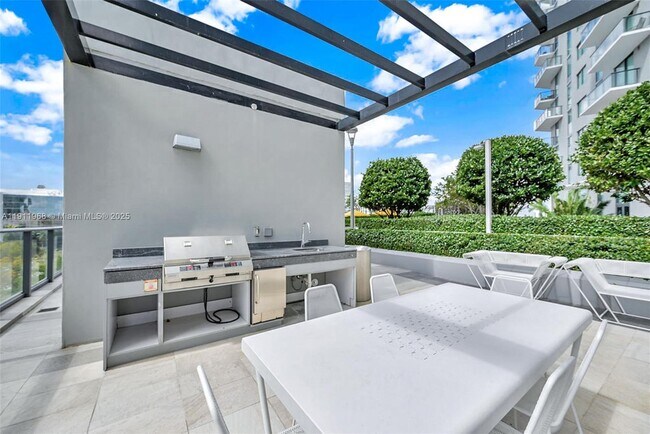 Building Photo - 501 NE 31st St