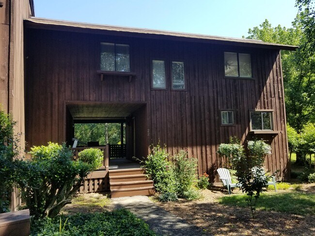 Building Photo - 22 Fairway Ln