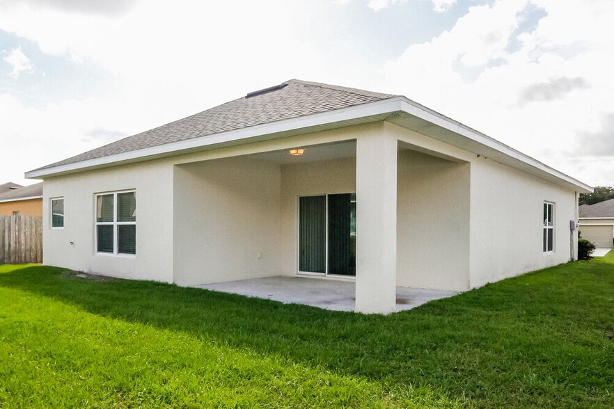 Building Photo - 6870 Glenbrook Dr