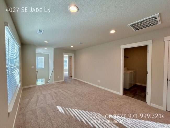 Building Photo - 4027 SE Jade Ln