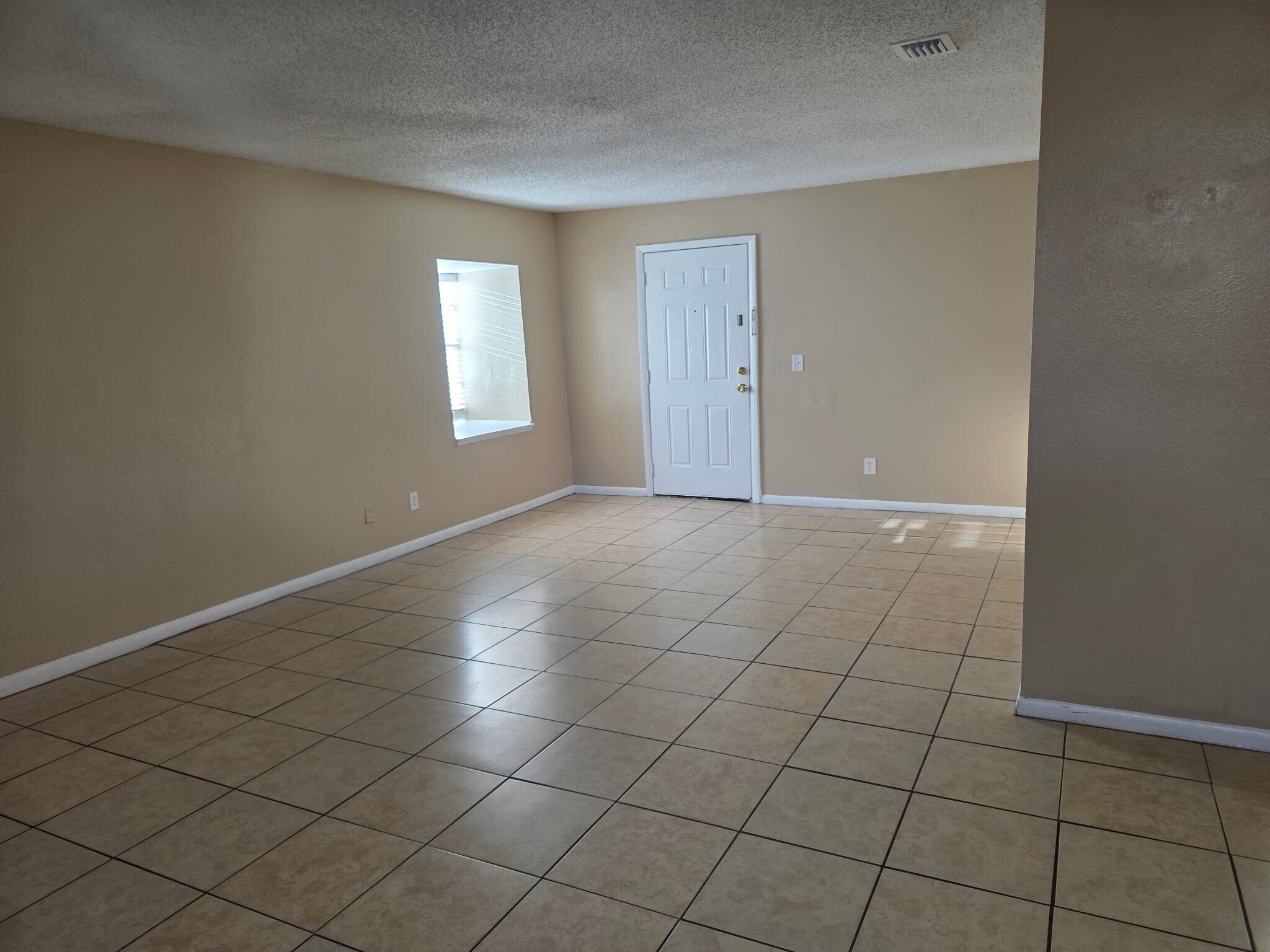 Building Photo - 9004 Tudor Dr