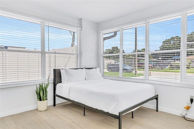 Building Photo - 1921 Fern Ave