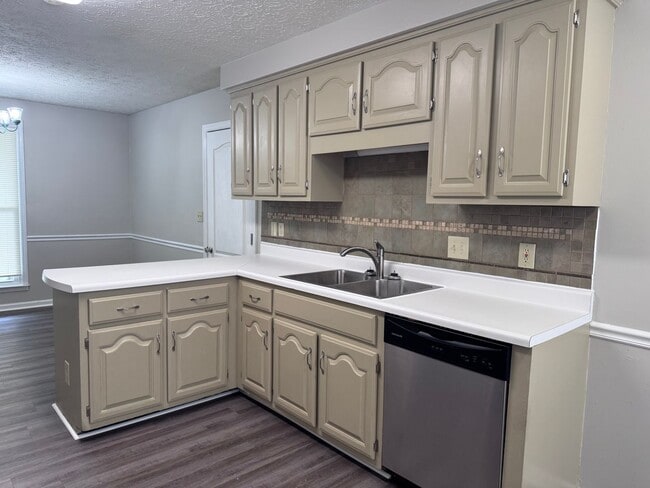 Building Photo - Super convenient location! Quick access to I-24 Exit 11!