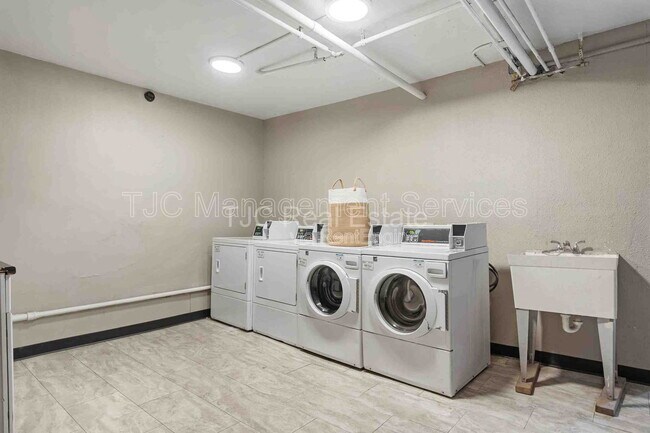 Building Photo - 1138 Corona St