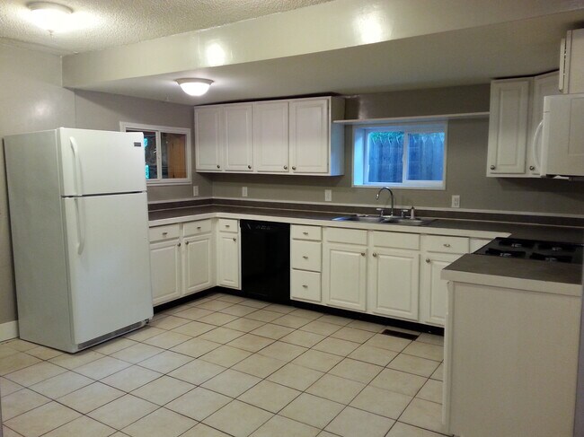 Kitchen - 17340 Oak St
