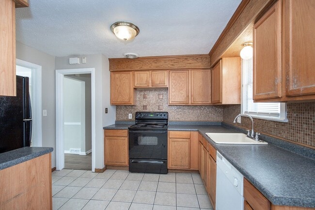 Building Photo - Spacious 3 bedroom/2 bath Cleveland Hts single family house!