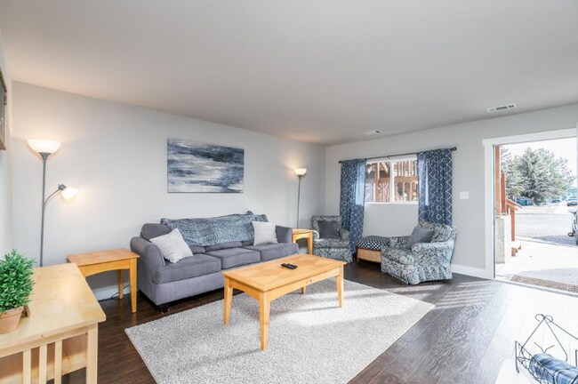 Building Photo - "Charming 2-Bed Oasis with 988 Sq Ft of Comfort in Cheyenne!"