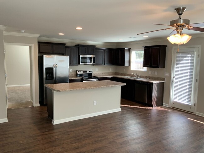 Building Photo - Chelsea Reserve  4 BR / 2.5 Ba / 2 family Room / 2 stories