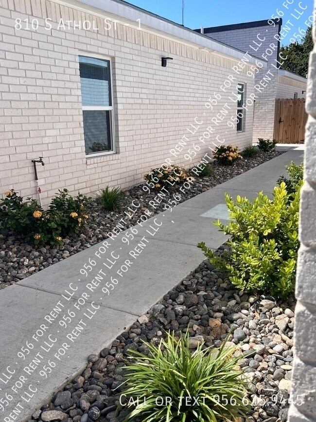 Building Photo - 810 S Athol St