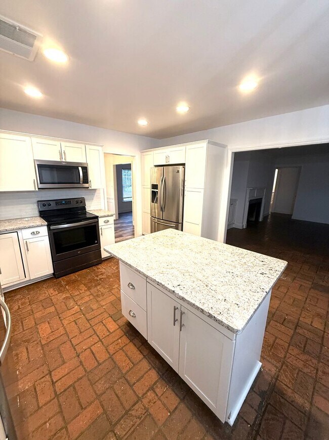 Building Photo - ** 4 Bed 2.5 Bath Located in Ridgefield** Call 334-366-9198 to schedule a self tour