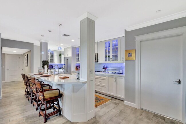 Building Photo - 16910 W Bay Dr