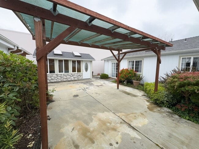 Building Photo - 4029 Walnut Dr