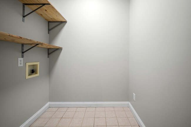 Building Photo - 619 Greyshire Dr