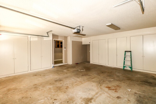 Building Photo - Beautiful 3 bedroom, 3 bath,  mother-in-law sweet with full kitchen in lower level.