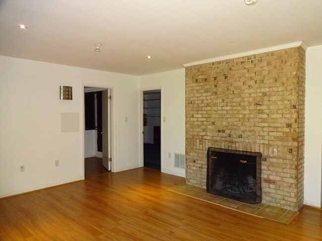 Building Photo - 5 BR Near Ft. Belvoir and Historic Mt. Vernon